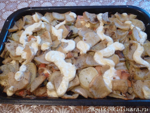 Картошка с овощами, запечённая в духовке